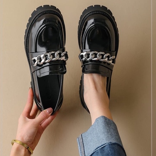 Sepatu Wanita Loafers Docmart JESSY Rantai Silver 2002 OOTD 0096