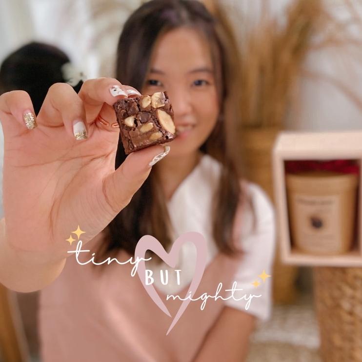

Subsidi--Fudgy Brownies Bites PREMIUM 200gr - LACIA RECIPE Hadiah Graduation Birthday Get Well Soon Hampers