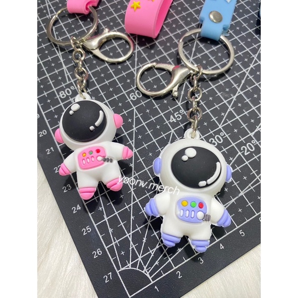 wotteo keychain astronot free polaroid seokjin
