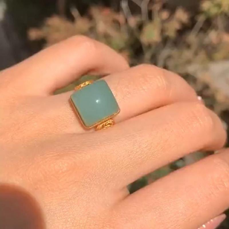 Cincin Model Terbuka Lapis Emas Bentuk Geometris Aksen Zamrud Gaya Elegan Untuk Wanita