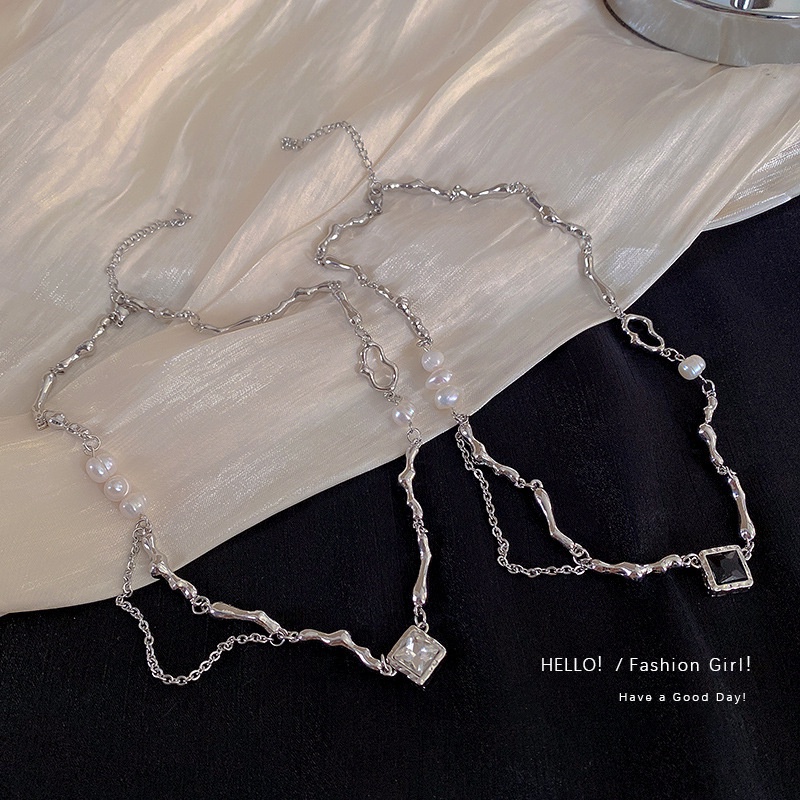 Kalung Choker Rantai Silver 2k Hias Liontin Kristal Kotak Hitam Putih Untuk Wanita