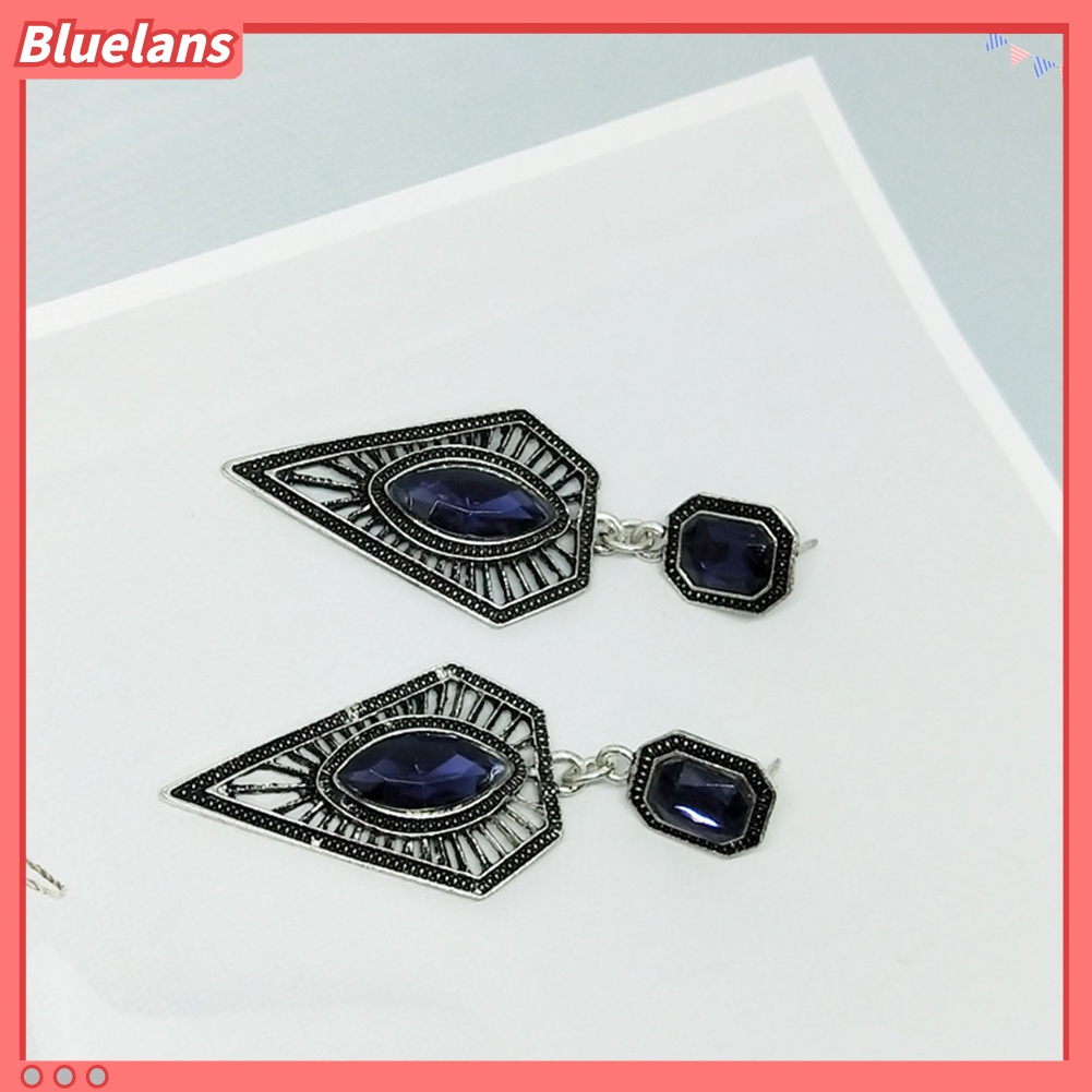 Anting Sapphire Imitasi Bentuk Segitiga Model Hollow Gaya Vintage Untuk Wanita