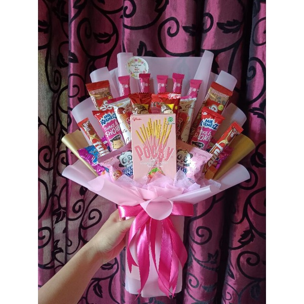 

BUKET SNACK TEMA PINK / BOUQUET SNACK MURAH / HADIAH ULANG TAHUN / WISUDA / BISA REQUEST