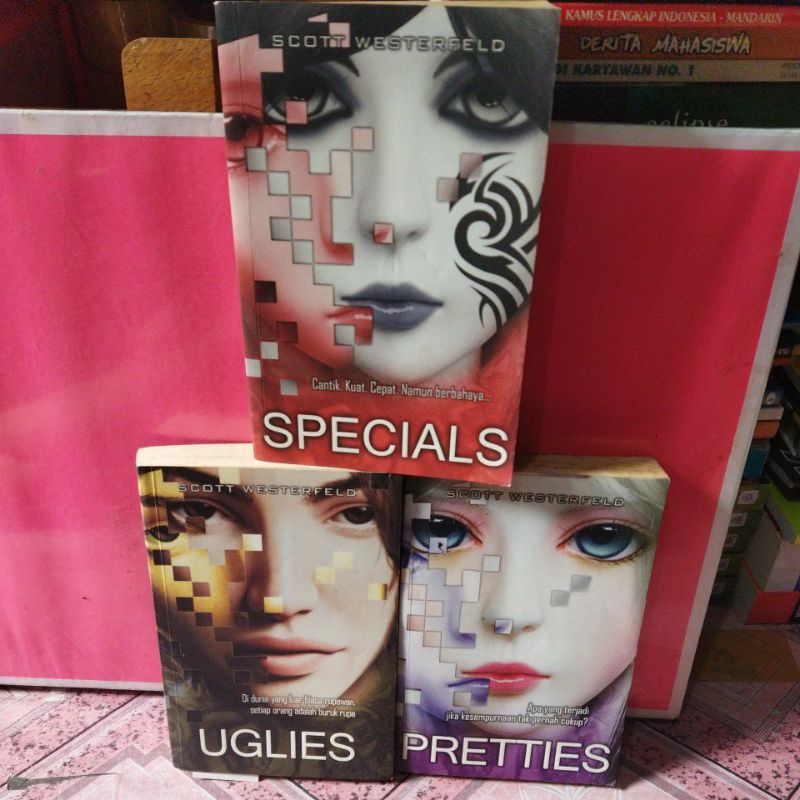 BUKU SPECIALS, UGLIES, PRETTIES