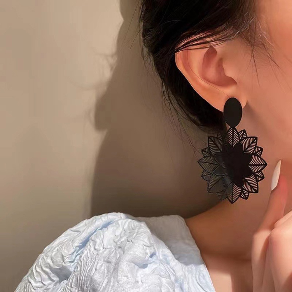 Anting Bentuk Bunga Warna Hitam Gaya Korea Untuk Wanita