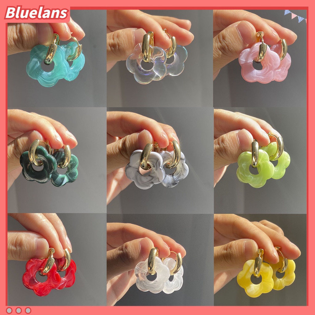 1 Pasang Anting Bentuk Bunga Model Hollow Out Bahan Resin Untuk Wanita