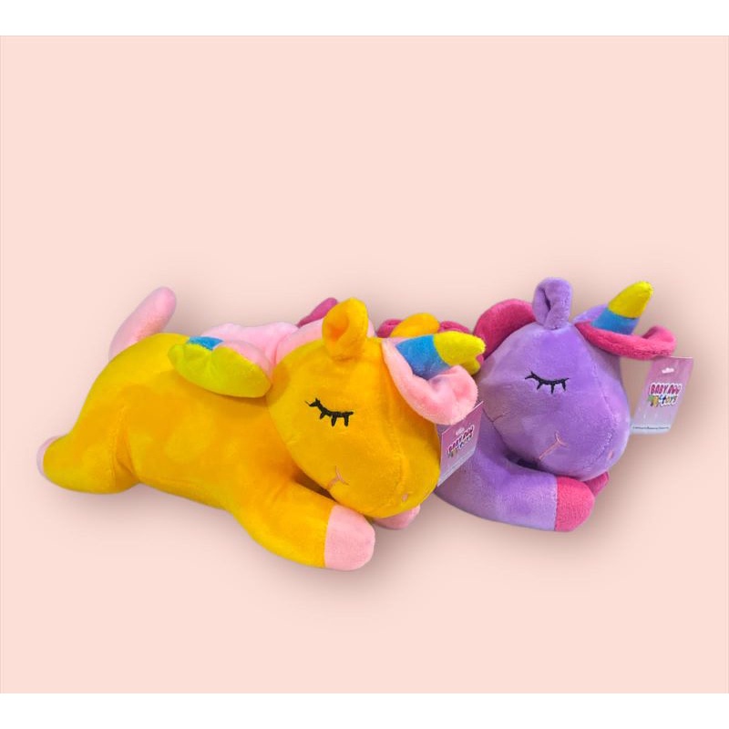 boneka unicorn lying