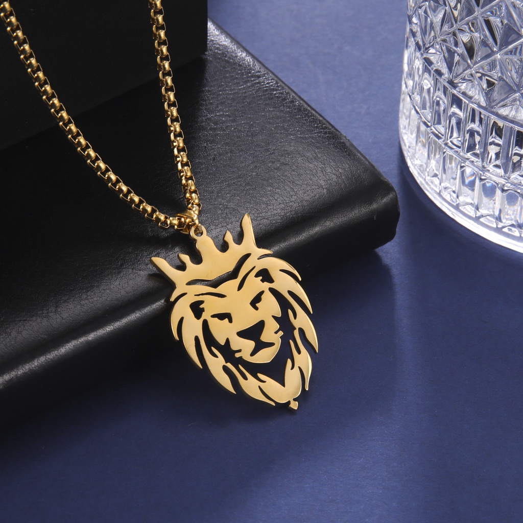 Kalung Rantai Dengan Liontin Mahkota Singa Bahan stainless steel Warna Emas