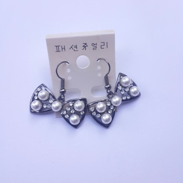 Anting motif pita dengan hiasan mutiara tempel