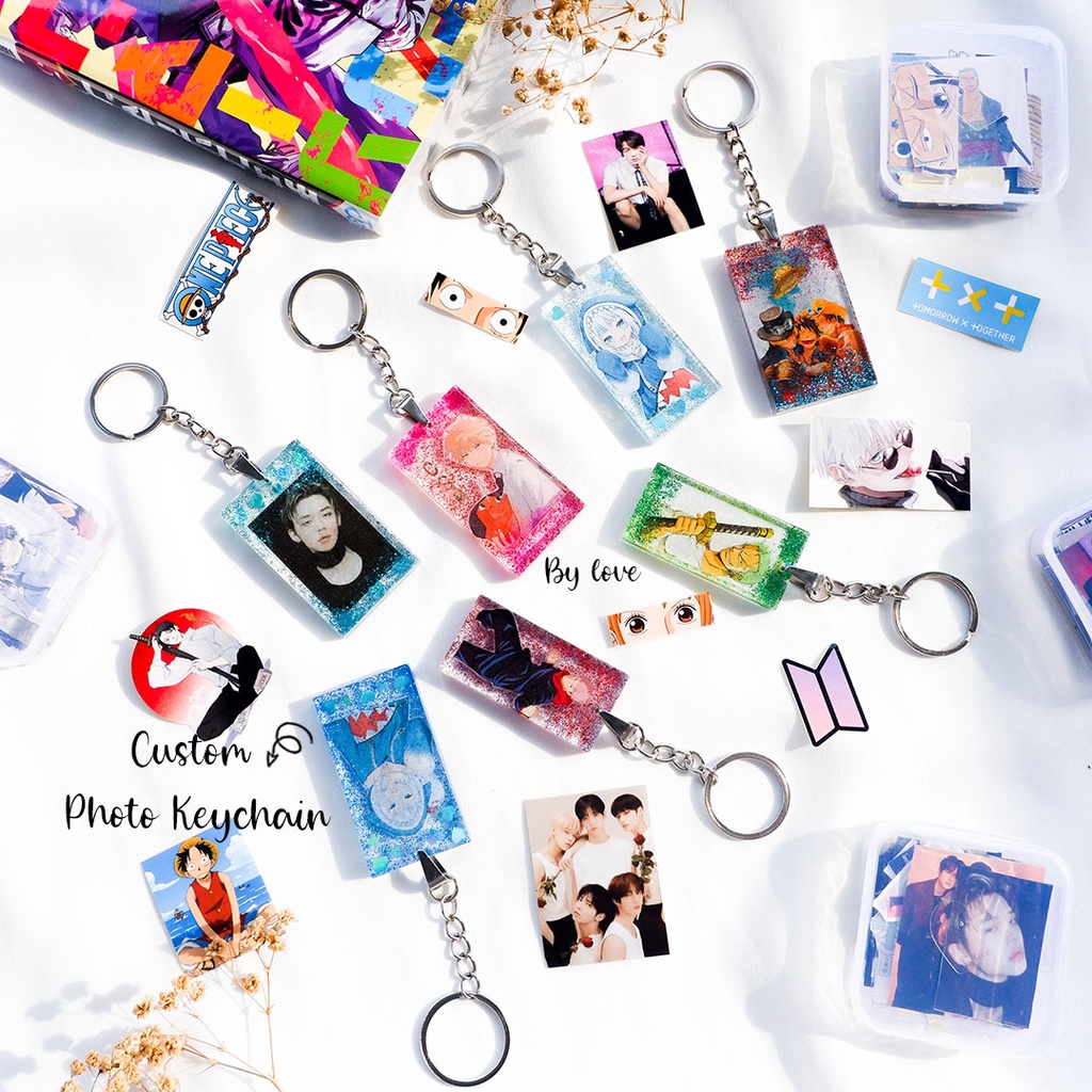 (PRE-ORDER CUSTOM) CUSTOM FOTO KPOP/ANIME/B.T.S/TXT/NCT/SVT/SKZ/JUJUTSU KAISEN/ONE PIECE/CHAINSAW MAN/NARUTO/ANYA/ATTACK ON TITANS/ RESIN PHOTO KEYCHAIN/PHONE CHAIN