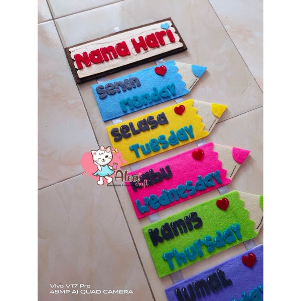 Hiasan dinding kelas nama2 hari
