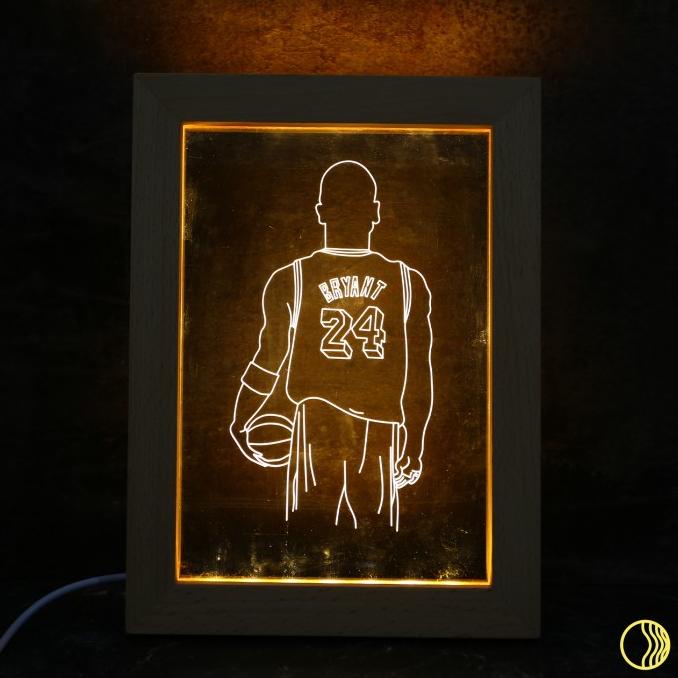 Lampu LED Akrilik Meja Hias Tidur- LIGHTZY- Frame Kayu Kobe Bryant ready