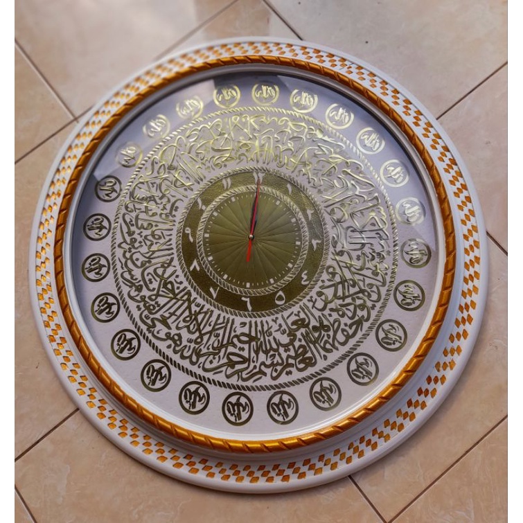 kaligrafi jam dinding diameter 75 warna putih kombinasi emas dari kayu jati asli jepara