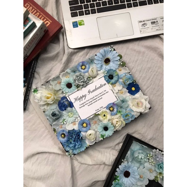 Flowers box hampers bunga kado ulang tahun hadiah wisuda buket unik natal  exclusive premium graduat