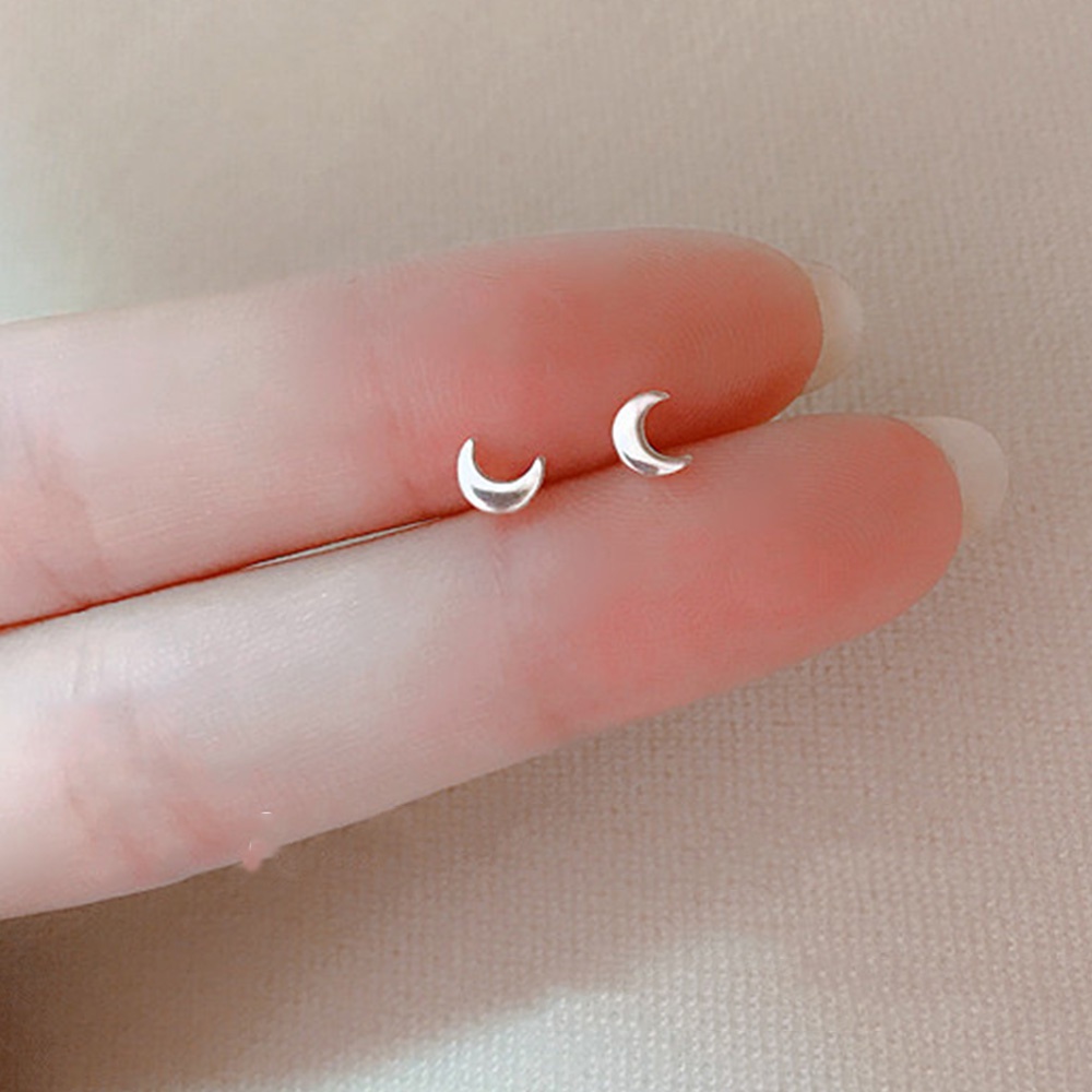 Anting Stud Mini Bentuk Bulan Sabit Geometris Warna Silver Gaya Minimalis Untuk Wanita