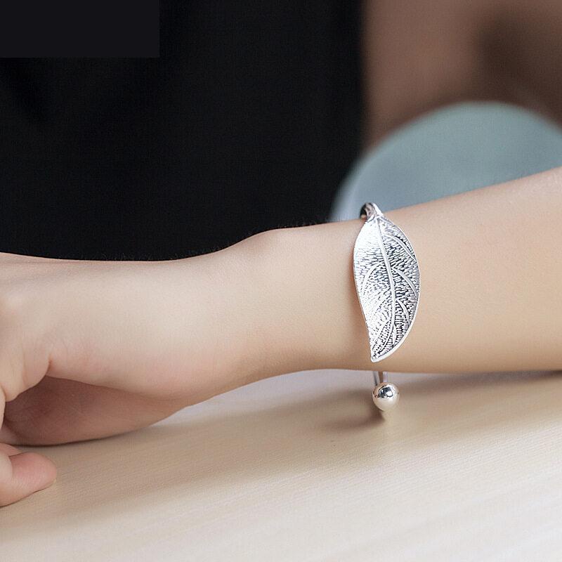 Gelang Bangle Open Desain Daun Warna Silver Untuk Wanita