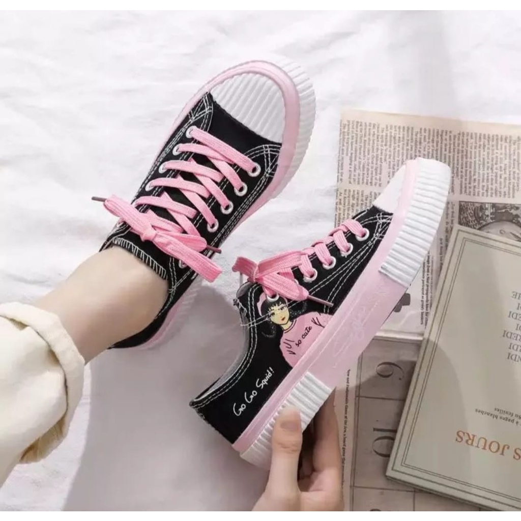 Sepatu Sneakers Wanita Warna Hitam Tali Berwarna AS177