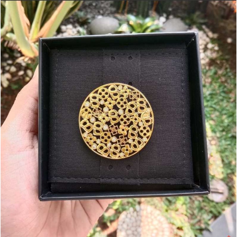 Buttonscraves Monogram Craved Brooch