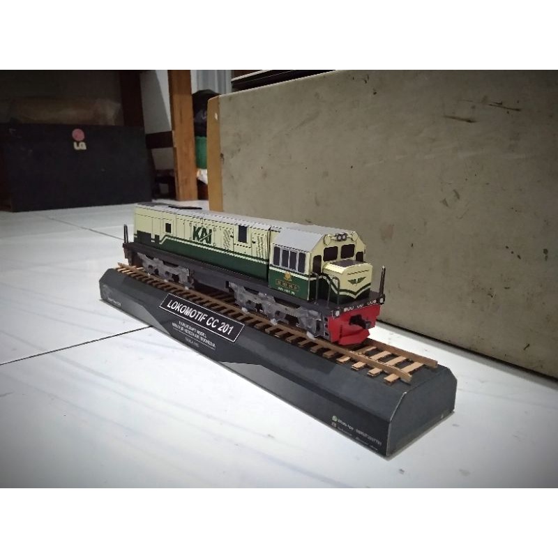 papercraft miniatur lokomotif cc201 livery vintage
