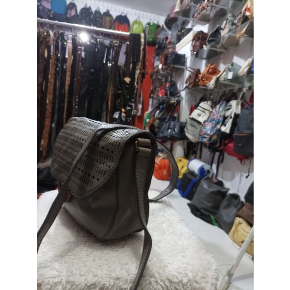 Tas preloved Fossil sling pemakaian normal