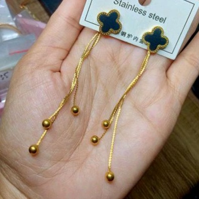 Anting Tusuk Juntai Mata Hitam Titanium