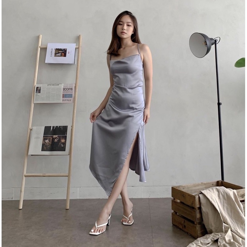 VELOVE SATIN DRESS KOREA BODYCON FIT IN LIGHT GREY ( WITH FLARE BOTTOM ) - MIDI DRESS KONDANGAN LIGHT GREY - DRESS PESTA SEXY - SERAGAM BRIDESMAID DRESS SATIN WARNA ABU ABU - GAUN WANITA - PRAWEDDING DRESS - PREWEDDING ELEGANT - HADIAH / KADO ULTAH CEWEK