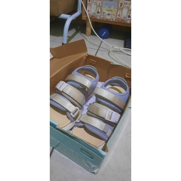 Sepatu Sendal Kronikel Project