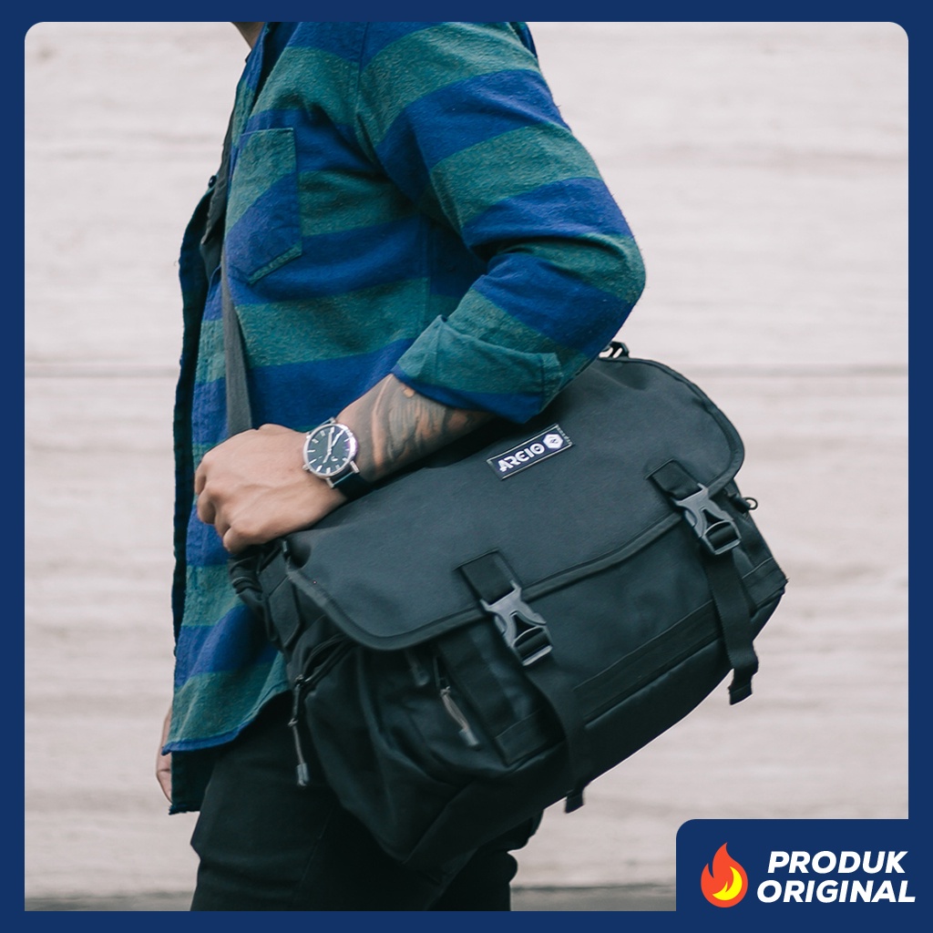 DELTA BLACK ORIGINAL x ARCIO Tas Selempang Hitam Casual Pria Daily Messenger Bag Tas Slempang Bahu Laptop Ukuran Besar 14 15 16 Inch Slingbag Kuliah Kerja Sling Bag Kampus Sekolah SMA SMK Shoulderbag Remaja Dewasa Shoulder Bag Distro Premium Keren Terbaru