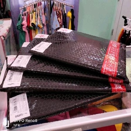 

NFR✨BUBBLE WRAP Hitam Ukuran 50cm x 125cm