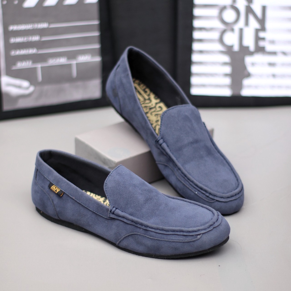 MOLK Sepatu Slip On Pria Casual Kulit Sintetik Slop Hitam Cowok Trendy Simple Original Footwear