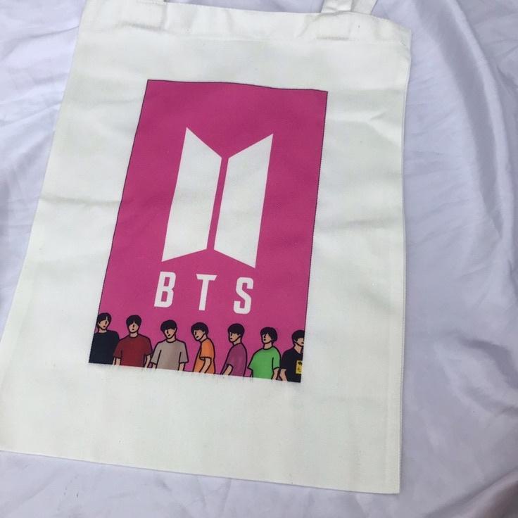 

FLASH SALE GB TOTEBAG BTS / KADO ARMY / KADO CEWEK / BTS ARMY / KADO NATAL / KADO PACAR / GRADUATION / HAMPERS buruan