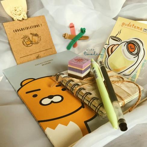 

Hampers Stationery Journal Kit Wisuda Ulang Tahun Gift Box Set B