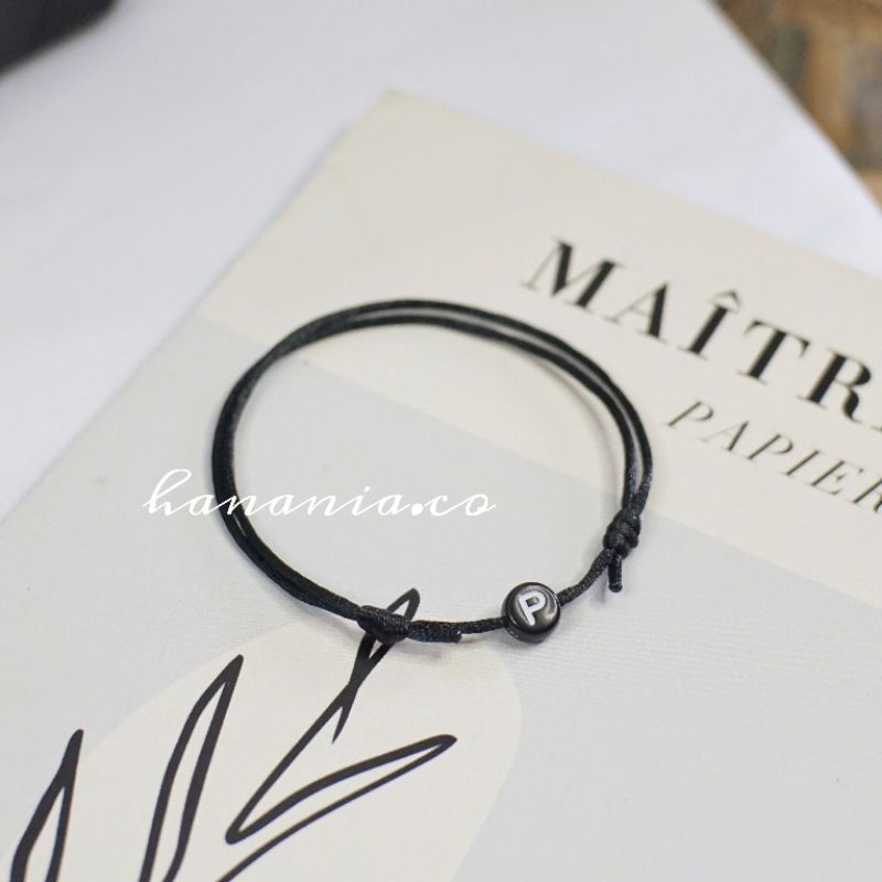 Gelang inisial huruf bulat hitam
