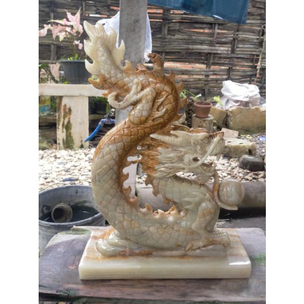 patung naga batu onix