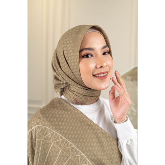 Scarlet Scarf Queen by Heylocal.id