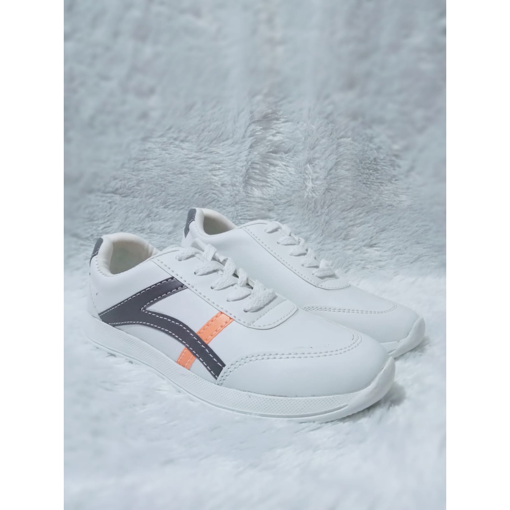 Sepatu Sneakers Tali Wanita SW 06