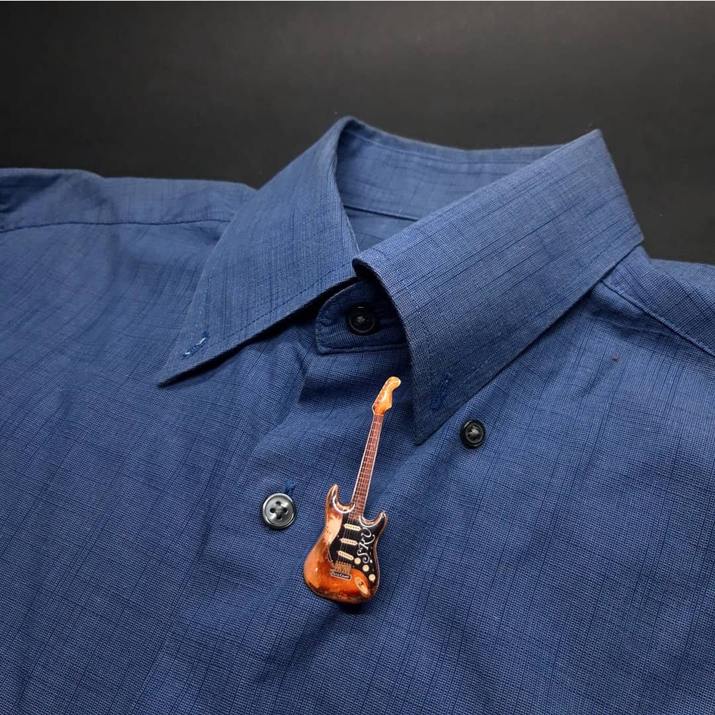 Bros Pin Enamel Desain Alat Musik Miniatur Gitar/ pin hijab / bros karakter / Bros Pin / Pin resin /