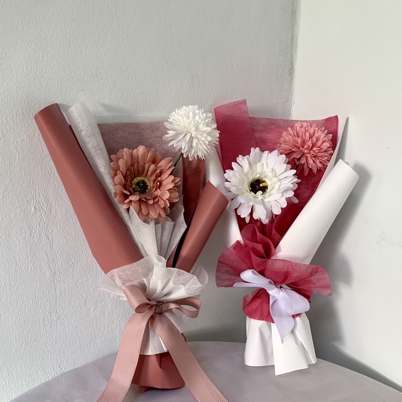 Gerbera pompom mum bouquet / small bouquet / bunga artificial / artificial flower / artificial bouquet / bouquet bunga / buket bunga / buket bunga plastik / buket plastik /buket ready / buket bandung / buket wisuda