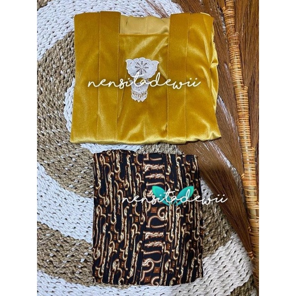 Kebaya Bludru Body Panjang + Rok Plisket / Nuansa Gold, Motif Parang Sekar