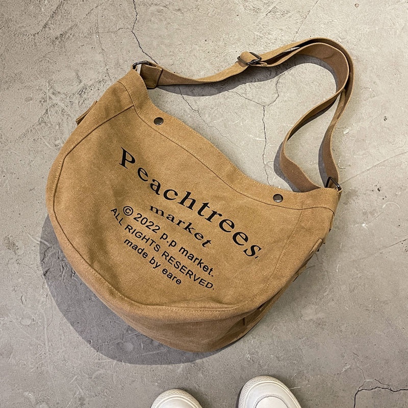 Sera import tas slempang fashion cewek tas wanita selempang bahan kanvas tas wanita selempang lebar elizabethTas Besar Gaya Mahasiswa Kelas Messenger Tas Baru Huruf Jepang Tas Kain All-Match Tas Bahu Tide