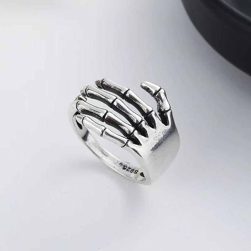 Cincin Desain Kerangka Telapak Tangan Warna Hitam Tua Gaya retro vintage hip-hop Untuk Pria