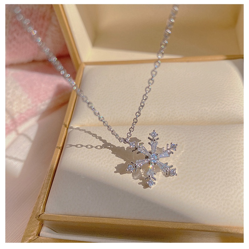 Kalung Rantai Bahan Titanium Steel Aksen Kristal Bentuk Snowflake Untuk Wanita