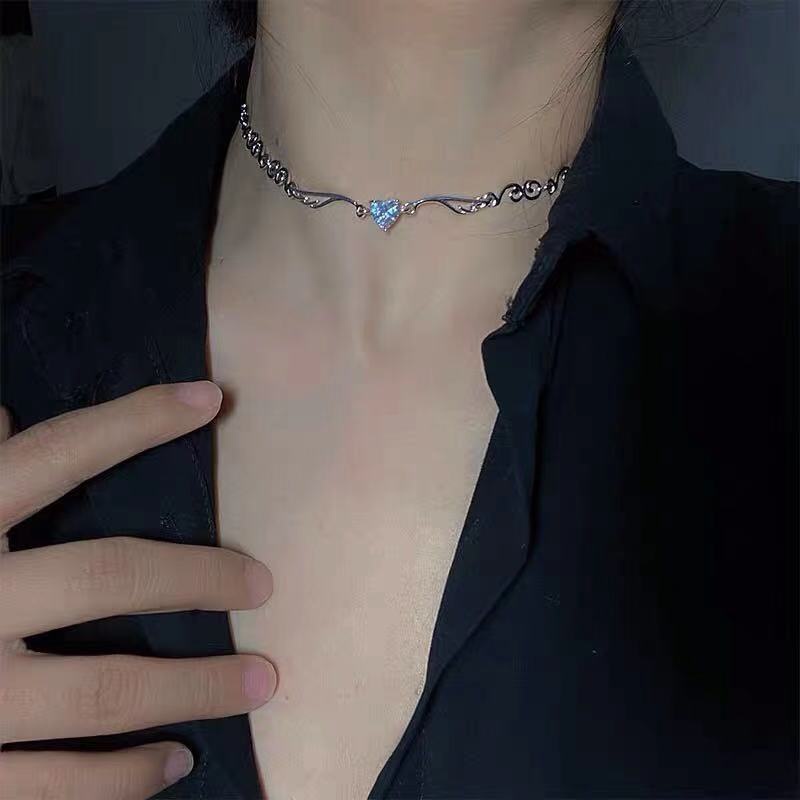 Kalung Choker Rantai Klavikula Desain Hati Sayap Malaikat Aksen Kristal Tunggal 2k Warna Silver Untuk Wanita