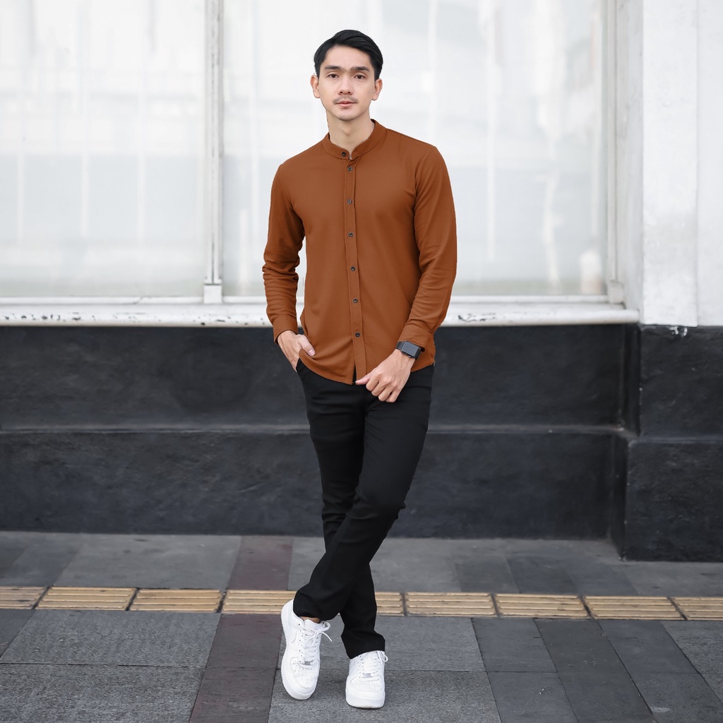 BROGUY Kemeja Pria Lengan Panjang Basic Polos Kerah Sanghai Casual Slimfit Light Brown Size M - XXL