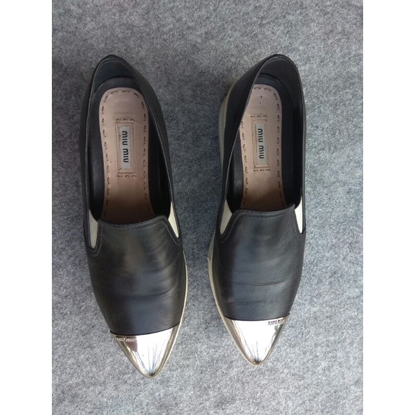 preloved sepatu miu miu slip on metal toe
