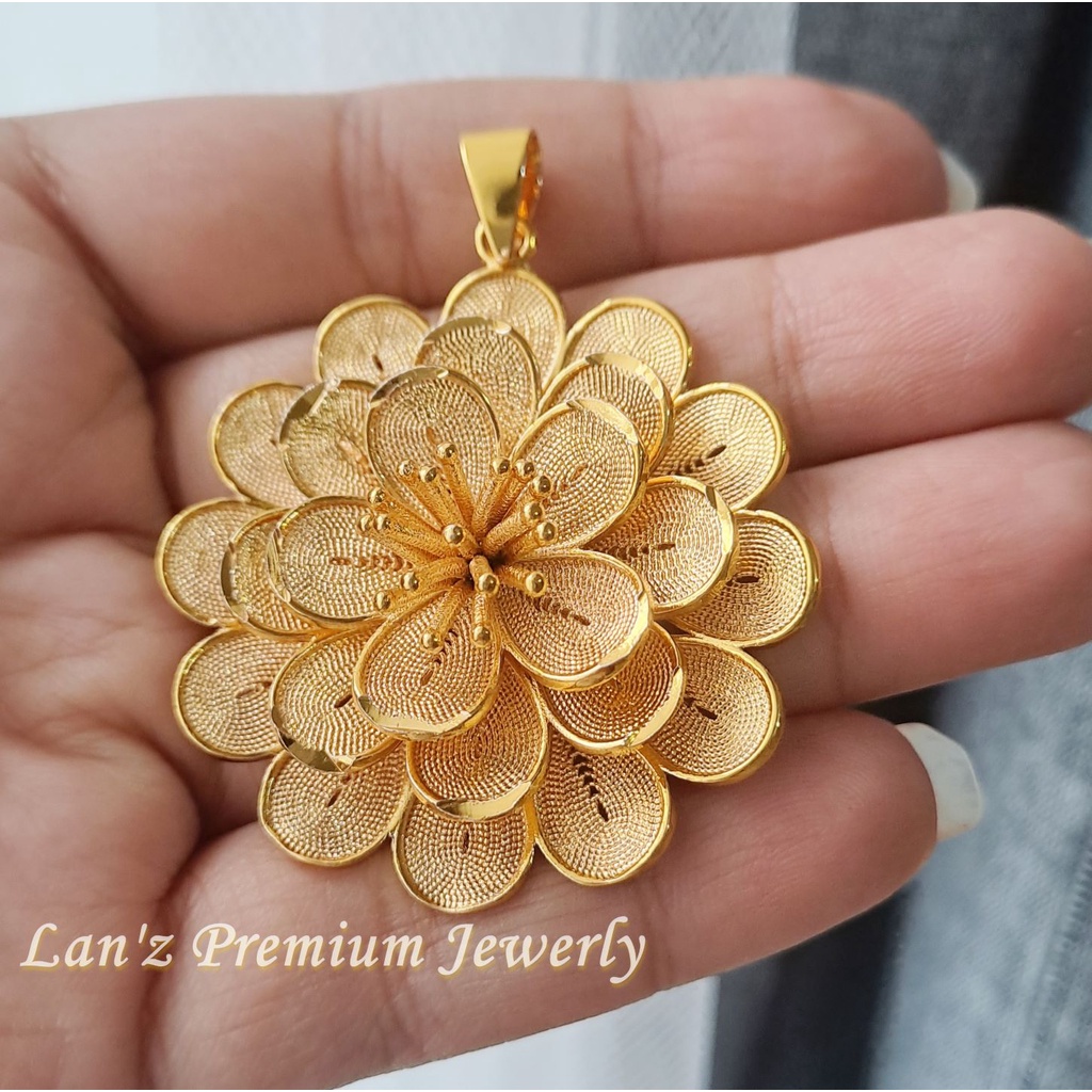 Liontin Besar Emas Kendari Bunga Teratai Titanium 24K (Emas)