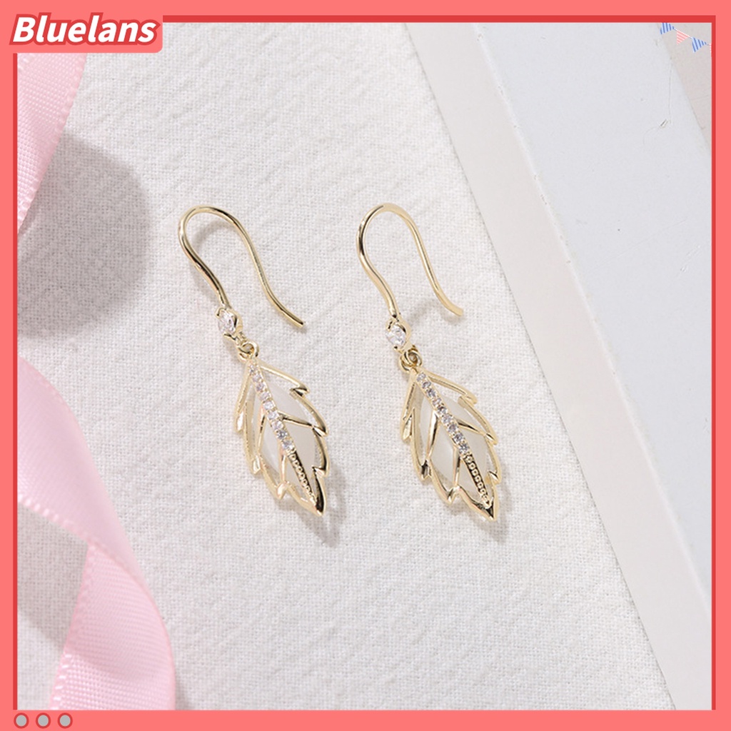 1 Pasang Anting Kait Bentuk Daun Model Hollow Out Aksen Berlian Imitasi Untuk Wanita