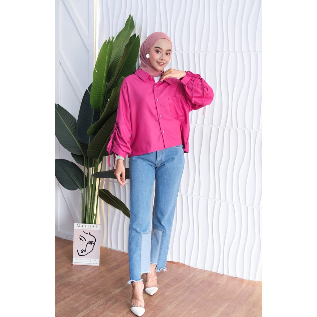 KEZRA MONIC TOP BLOUSE SERUT RAYON HIGH QUALITY 100% / ATASAN WANITA SELEBGRAM / BLOUSE KEMEJA WANITA SERUT VIRAL Blouse Katun Rayon Wanita / Atasan Perempuan FIT TO XL LD 112 / Full Kancing Depan Ghema Puff Top kaos serut kekinian blouse serut wanita