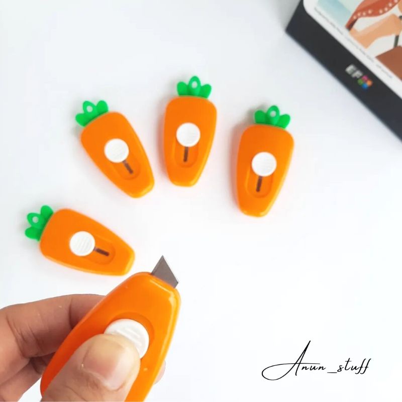 

Cutter Mini Bentuk Wortel Tipis dan Tajam