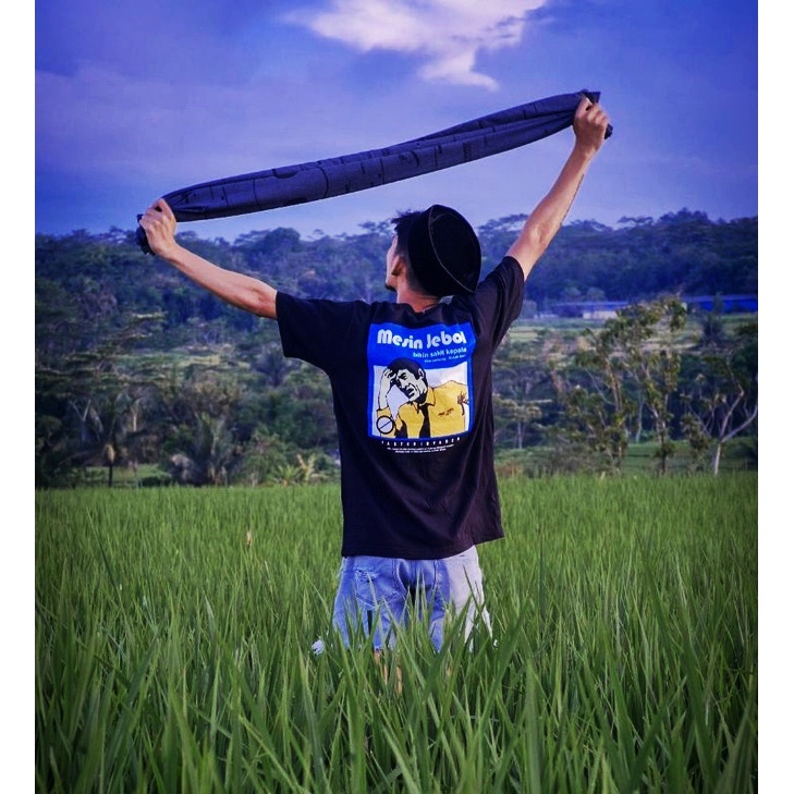 pria warta kaos mesin jebol terbaru